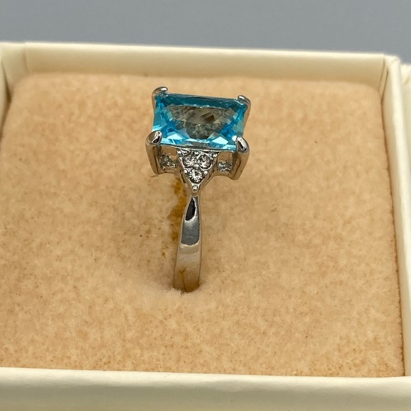 Blue Crystal Fashion Ring - Picture 4 of 5
